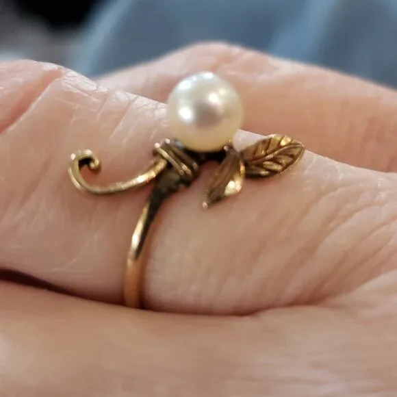 Pearl Ring 14k Yellow Gold5.5mm Pearl Totel Weight 1.5 grams sz 6.75